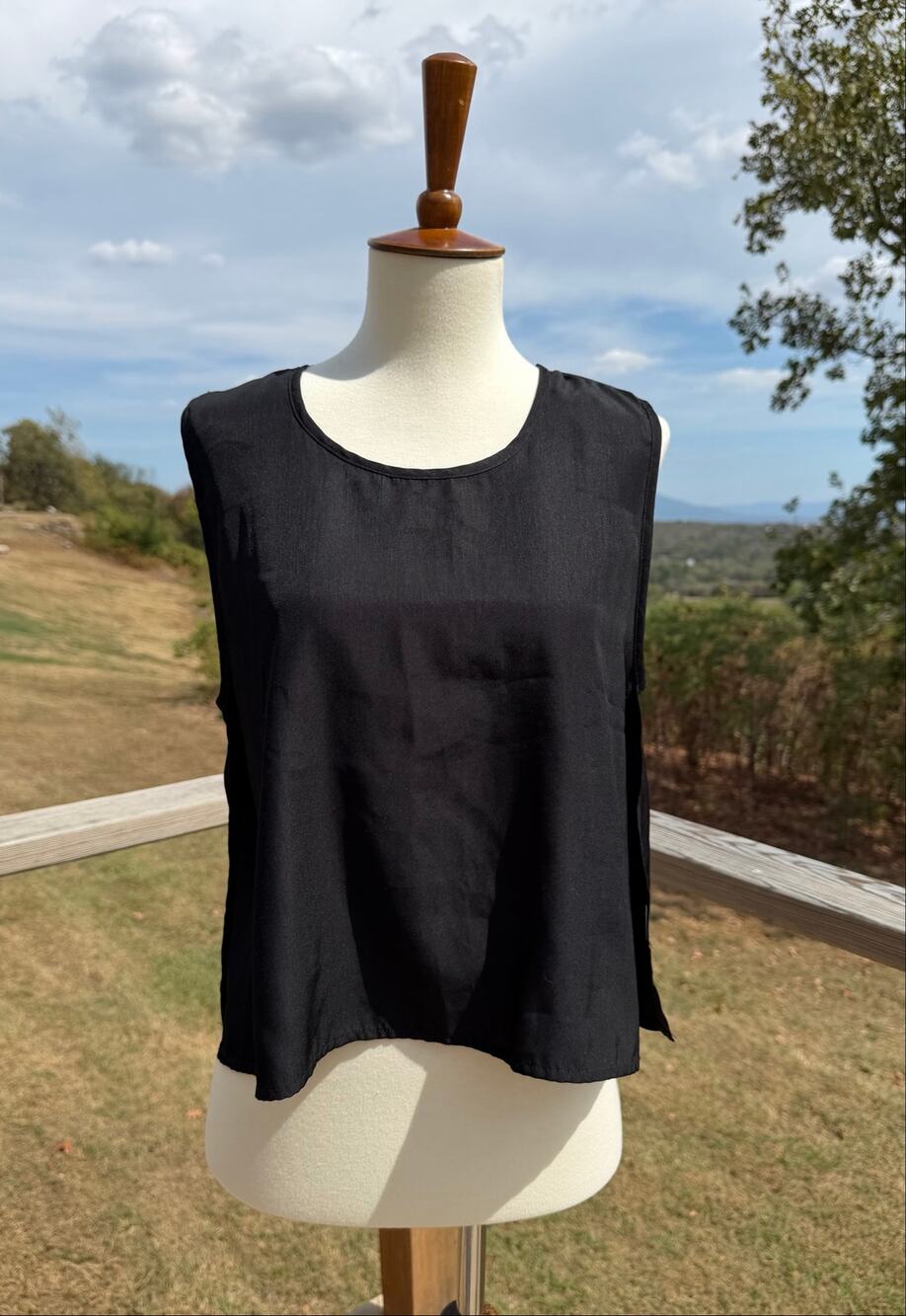 Eyeshadow Black Boxy Sleeveless Crop Top Women’s Size Medium